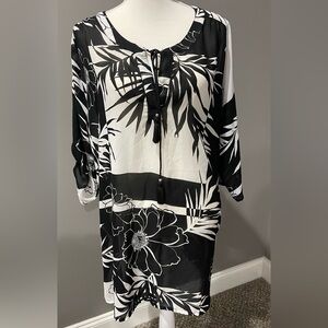 ✨Black and White Floral Tunic✨